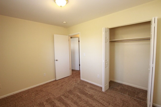 Building Photo - 550 E Cass St