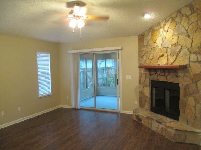 Foto del edificio - 1127 Hidden Cove Cir S
