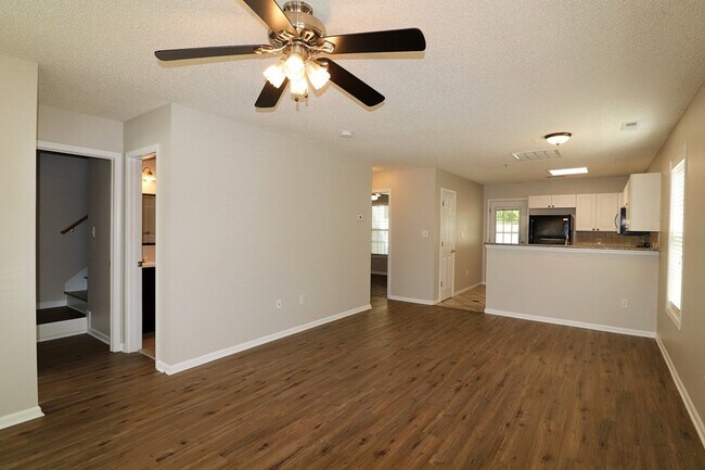 Foto del edificio - Light and Bright End unit 3 bdrm 2 bath to...