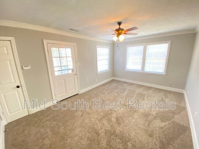 Building Photo - 905 E Mallory Ave