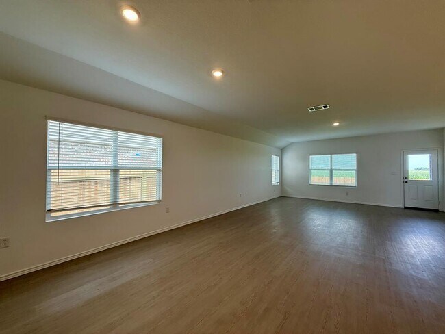 Building Photo - 106 Camargue Dr