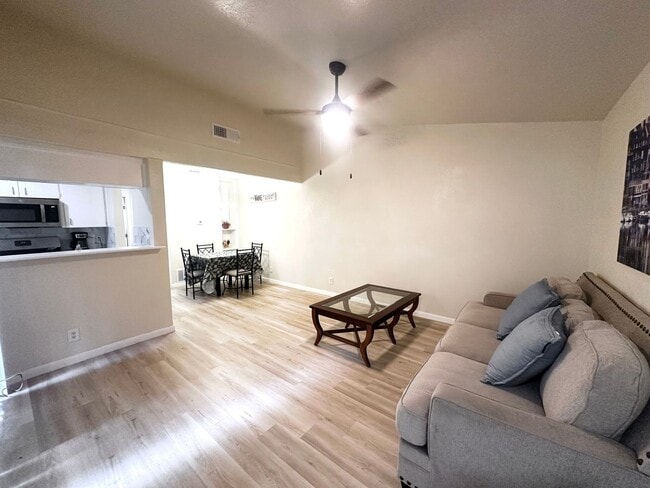 Foto del edificio - 2 bed 1 bath on Emerald Forest