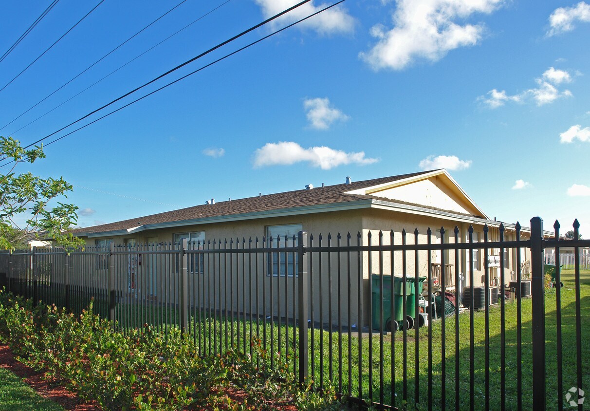 Foto del edificio - 5410-5416 N.W. 22nd Ct
