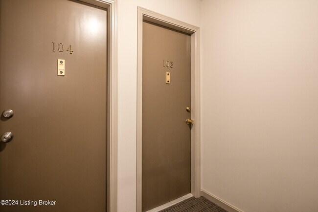 Building Photo - 271 Salisbury Square