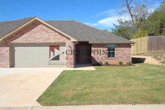 Foto del edificio - Beautiful 3 Bedroom 2 Bathroom Townhouse in South Tyler! Now offering 1st full month rent free!
