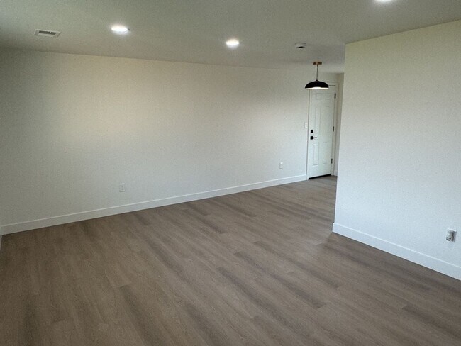 Foto del edificio - Completely Renovated 2BD/1BA Condo w Attached Garage