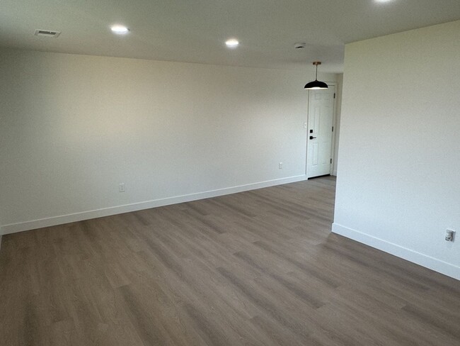 Building Photo - Newly Renovated 2BD 1BA Duplex with Garage