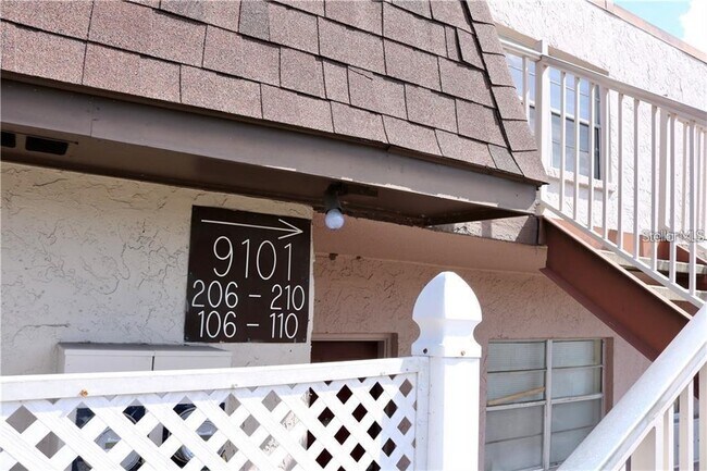 Foto del edificio - 9101 W Hillsborough Ave