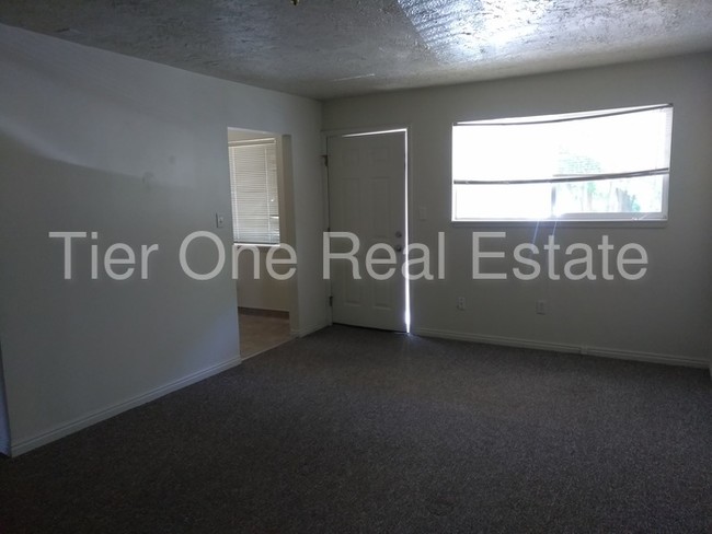 Building Photo - Wonderful 2 bed 1 bath Apt W/D Hook Ups!