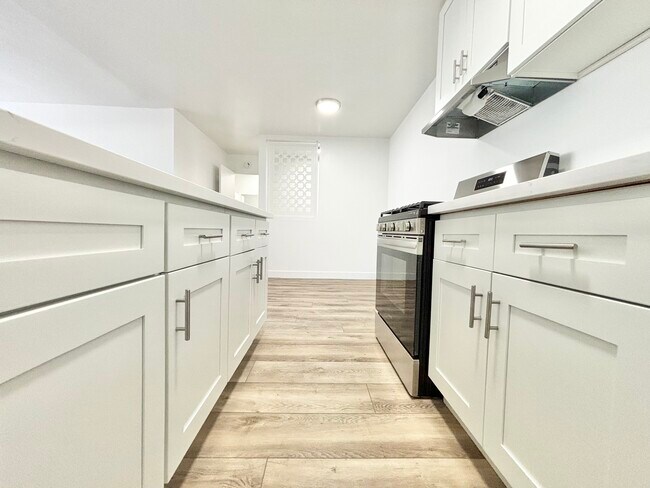 Foto del edificio - 245 S. Rampart Blvd. Los Angeles, CA 90057