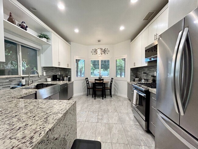 Foto del edificio - AVAILABLE NOW! GORGEOUS 3 Bedroom 2 Bathroom Furnished Pool Home in Indio!