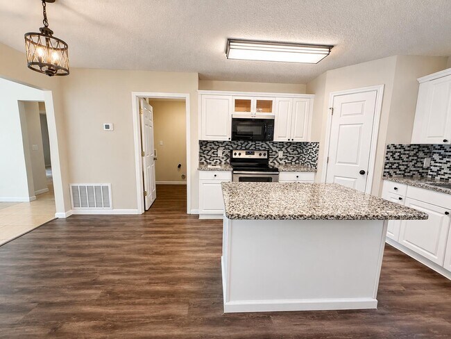 Building Photo - 2722 Shalimar Dr