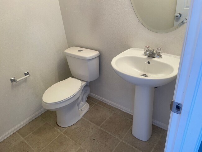 Foto del edificio - Charming 2BD/2.5BA Townhome with Attached ...