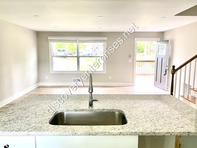 Building Photo - FULLY RENOVATED! 4 Bdrm / 2 Bath Home - Av...
