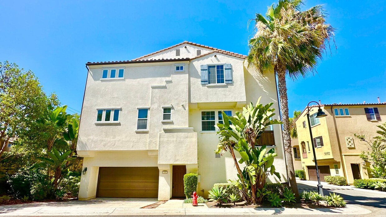 Foto principal - Beautiful, Newer, Townhome with Attached 2...