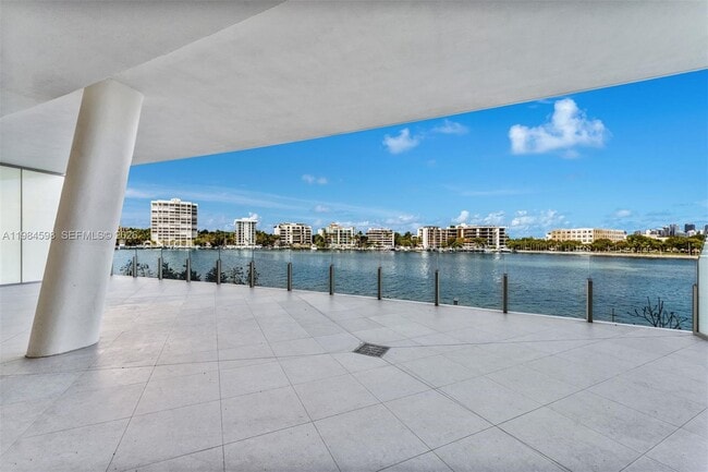 Foto del edificio - 5 Grove Isle Dr