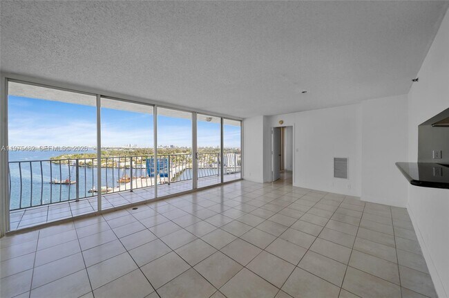 Foto del edificio - 7601 E Treasure Dr