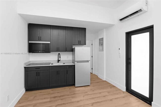 Foto del edificio - 7801 Byron Ave