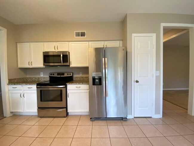 Foto del edificio - Spacious 4 Bedroom, 2.5 Bath Home in Hunti...