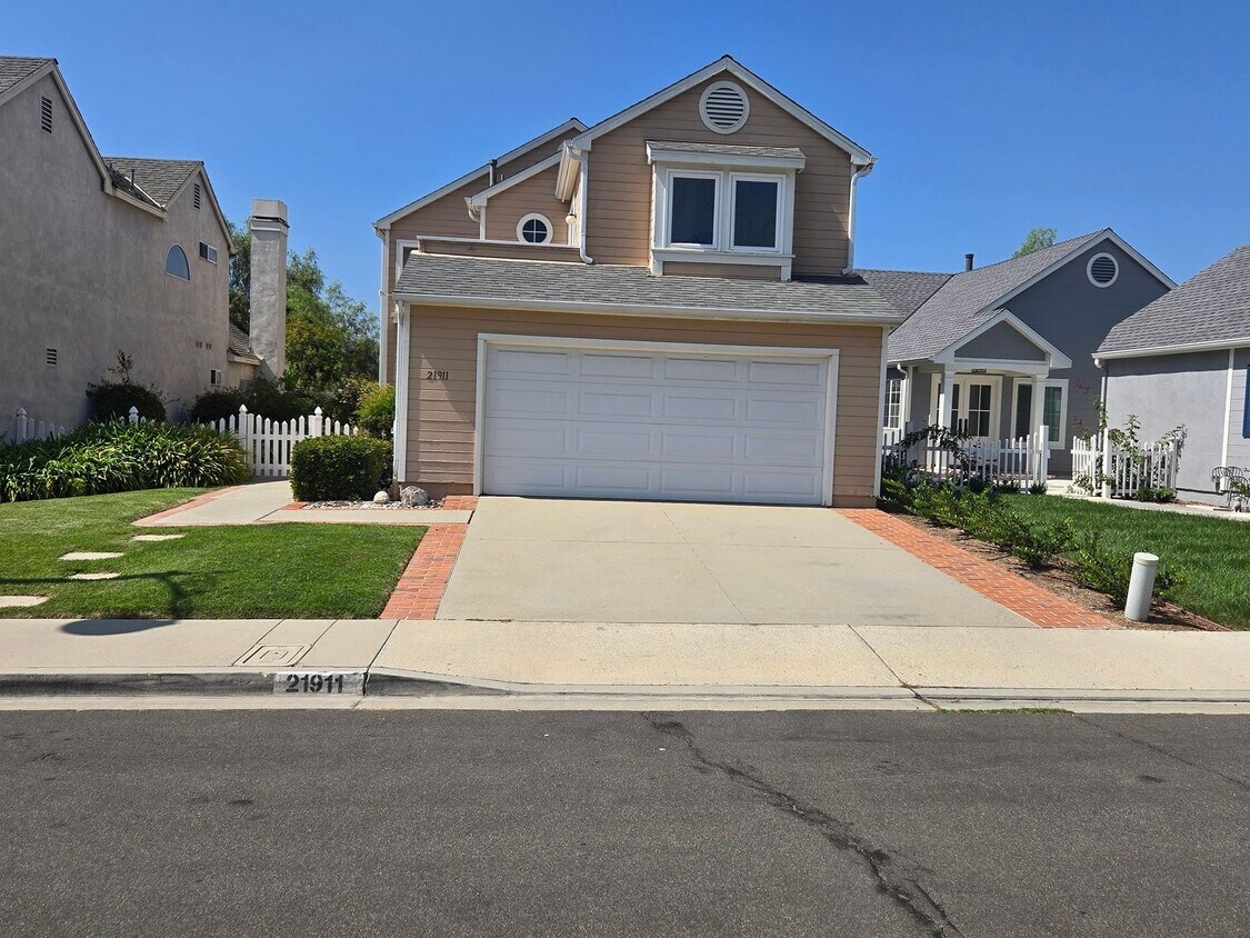 Foto principal - Great Home With 3 Bedrooms & 2.5 Bathrooms...