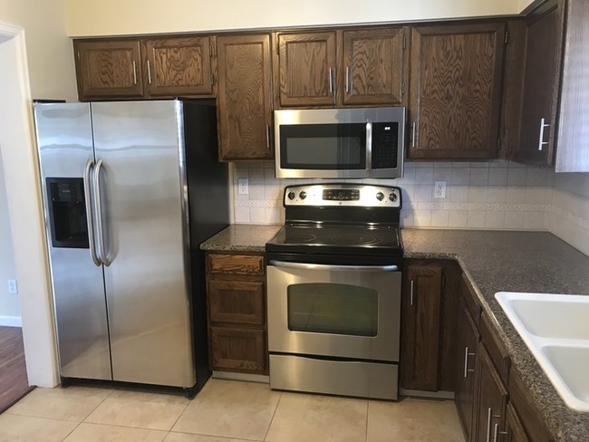 Building Photo - Beautiful Townhome in Sturbridge