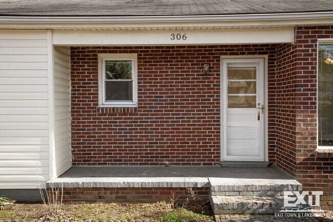 Foto del edificio - 3 Bedroom/1 Bathroom Brick Ranch For Rent