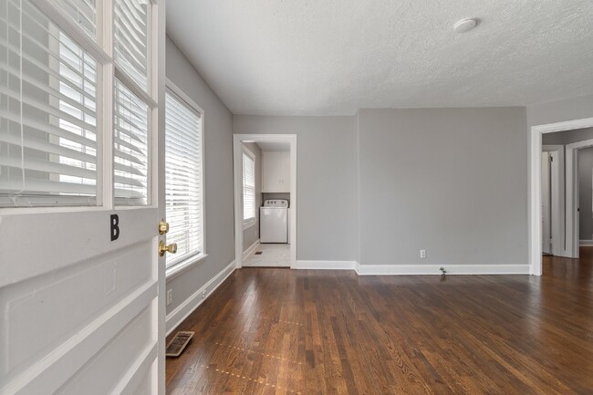 Foto del edificio - Freshly renovated duplex near Charlotte Av...