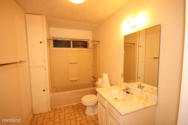 Building Photo - 2 br, 1 bath Apartment - 436 W 3rd