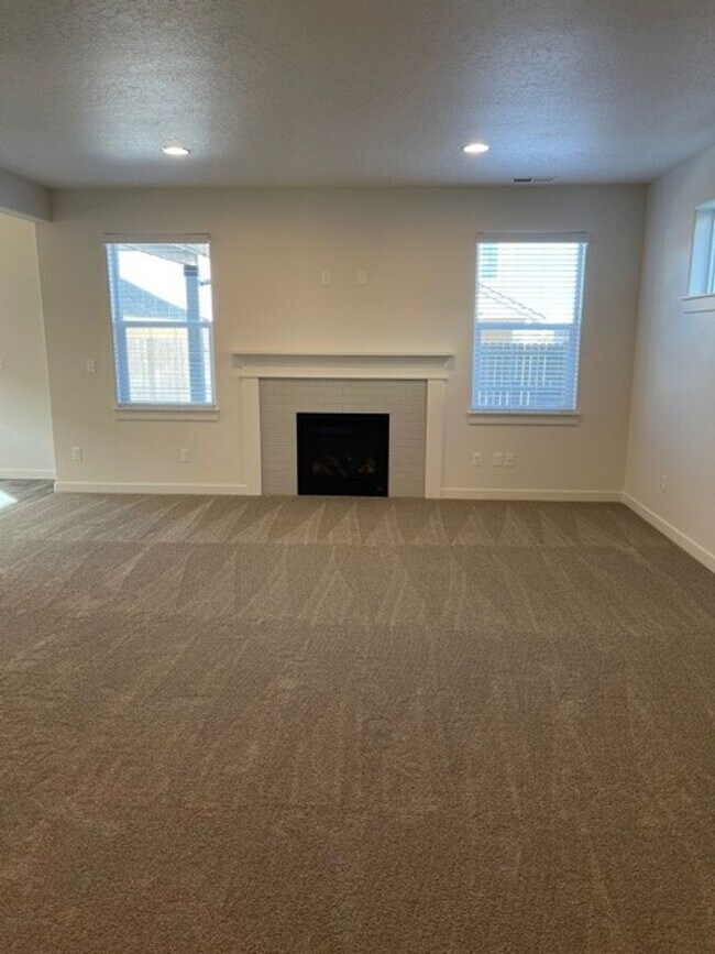 Building Photo - Beautiful, newer home in Redmond!  Fenced yard!  A/C!