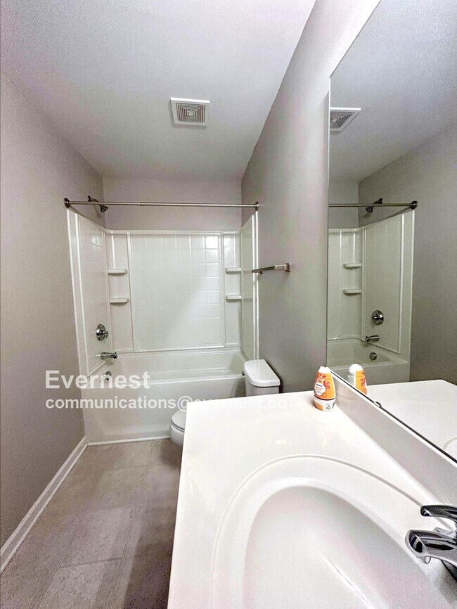 Foto del edificio - Spacious 3-Bedroom, 3-Bath Townhome with M...