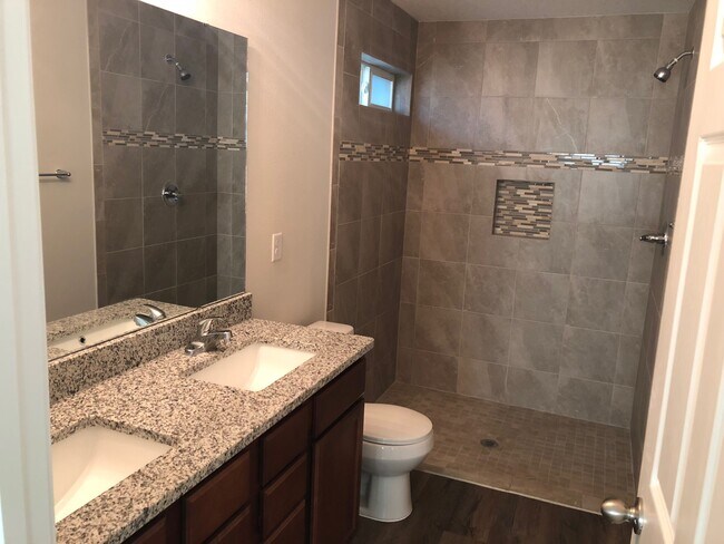 Building Photo - Spacious 3BED/2BATH! Awesome Location!