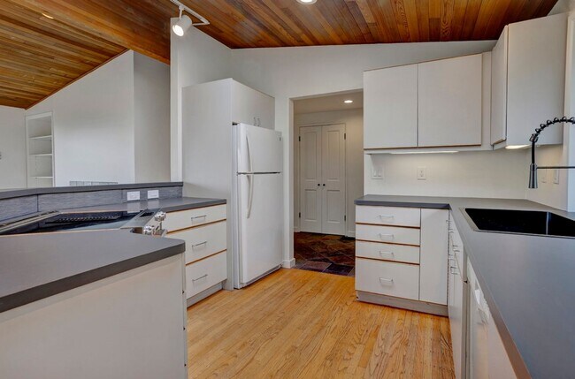 Building Photo - 3Bd/2.75Ba Shoreline House