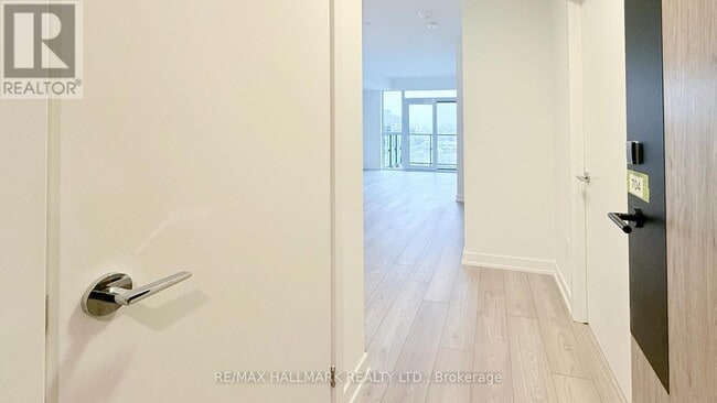 Building Photo - 1007 The Queensway