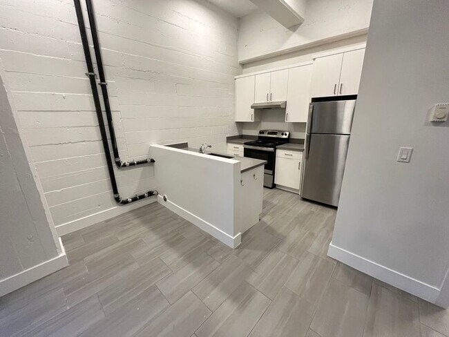 Building Photo - Light filled loft apartment with high ceil...