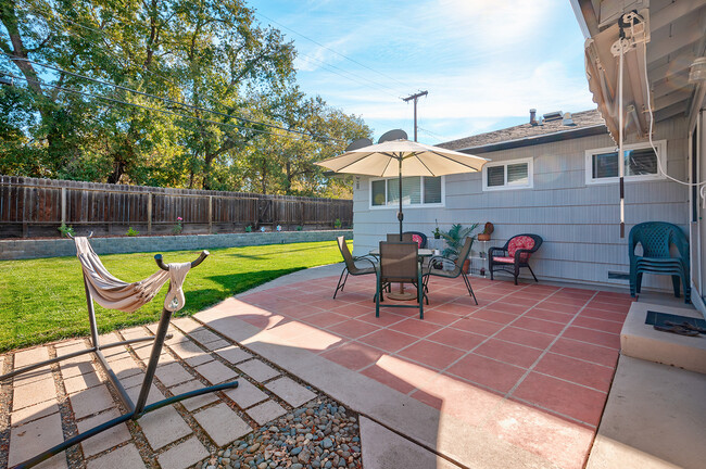 Building Photo - 915 Oak Ridge Dr