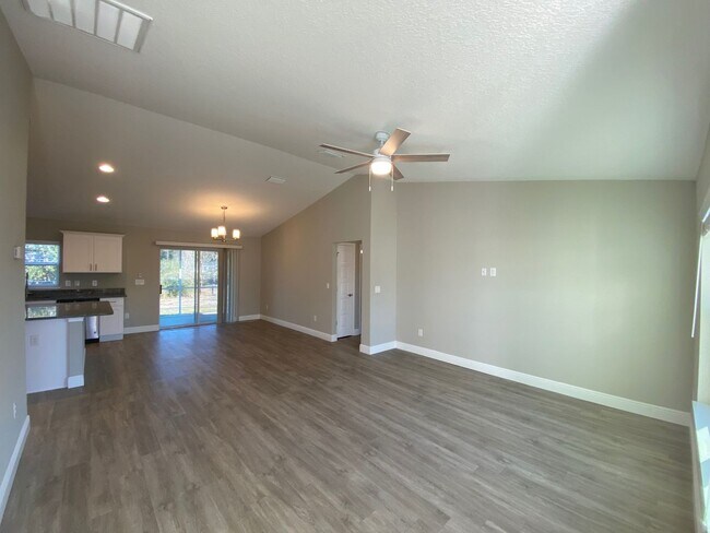 Foto del edificio - Available December 15th.....Custom Home - Desirable SE Ocala Neighborhood 3/2/2 **WON'T LAST**