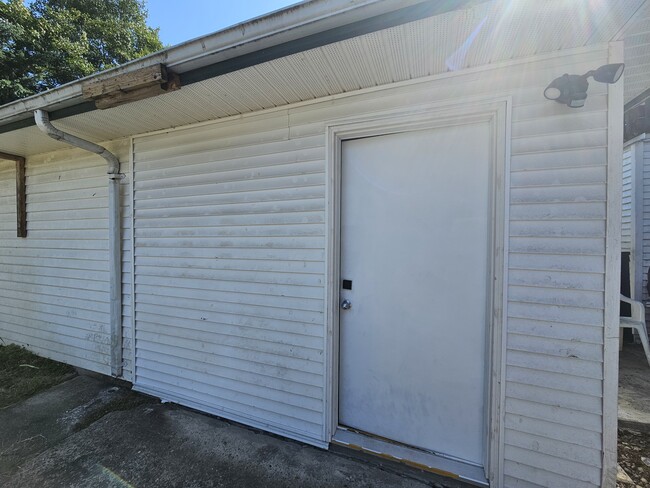 Building Photo - 13003-13100 AvenueCoach