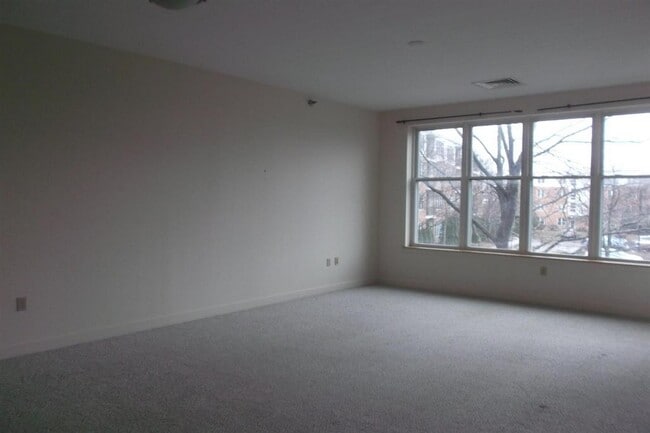 Building Photo - 370 Farrell St