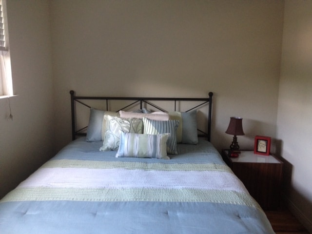Dormitorio (mostrado con cama de matrimonio para mostrar la escala) - 2540 Robinson Ave