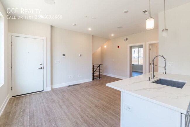 Building Photo - 4 Bed Norris Square Townhouse