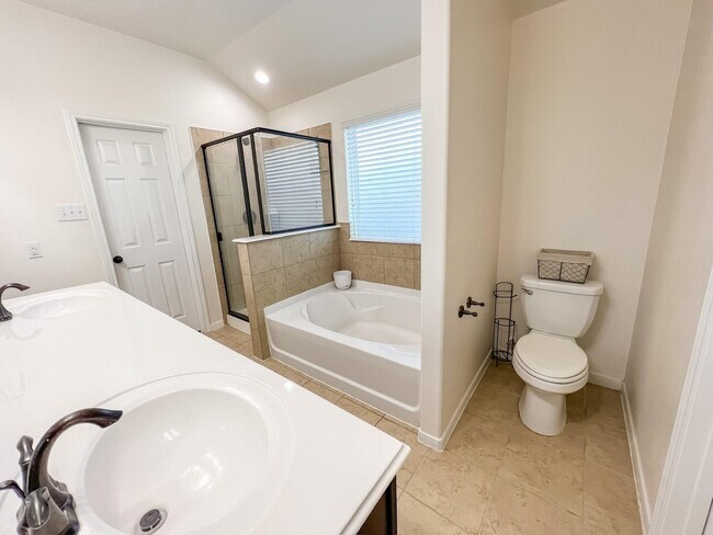 Foto del edificio - 13106 Lucy Grove Ln