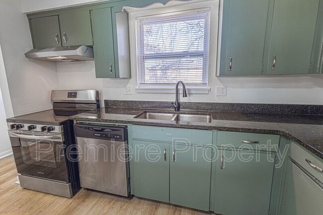 Building Photo - 224 E Hargis St