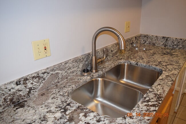 Foto del edificio - 1180 Meadow Ln