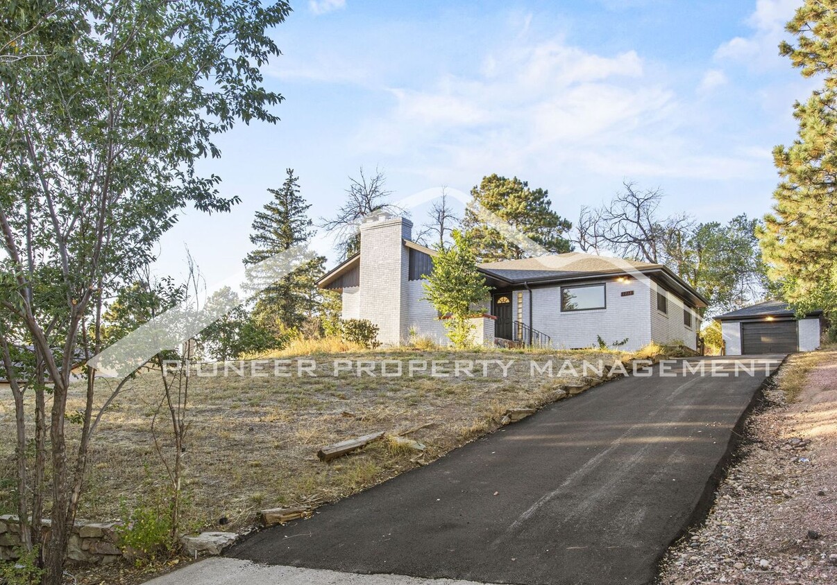 Primary Photo - Charming Brick Home with Mountain Views Ne...