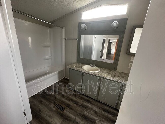 Building Photo - 4417 Rainbow Ln