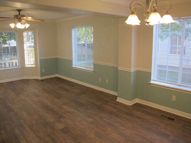 Sala de estar/comedor - 877 Capital Ave