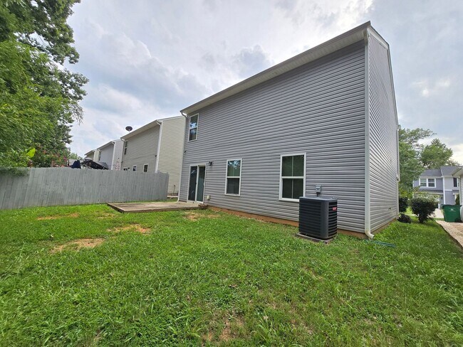 Building Photo - 1819 Hooper Court