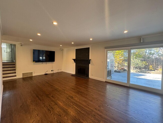 Building Photo - 1500 Solana Dr