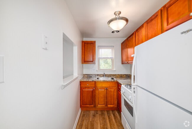 1BR, 1BA - 700SF - Kitchen - Cedar Glen Apartments