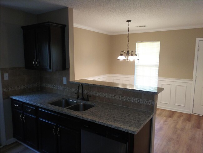 Building Photo - 1644 Hallmark Hills Dr